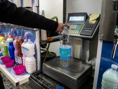 In primo luogo bisogna tarare il contenitore dentro cui verr� raccolto il detersivo, cio� sottrarre il peso della tara in modo da contare solo il peso netto